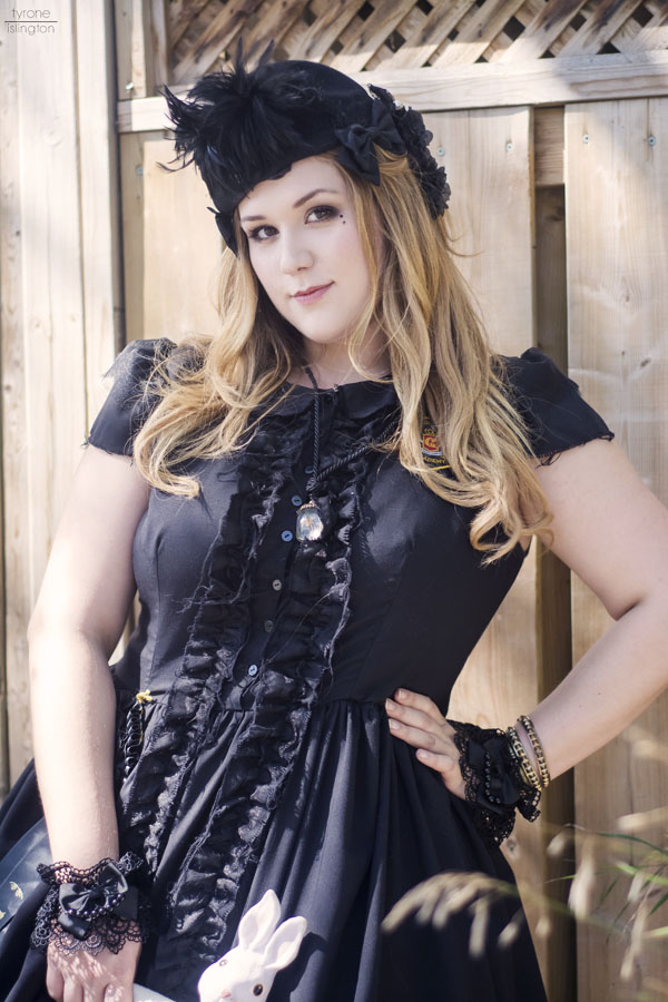 The Gorgeous Dolly Monroe shows her flair with a Gloomth Clothing dress!!